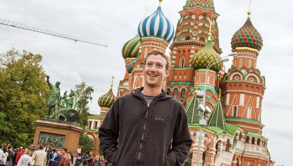 Mark Zuckerberg, co-fondatorul Facebook, în Piața Roșie. Foto: evz.ro