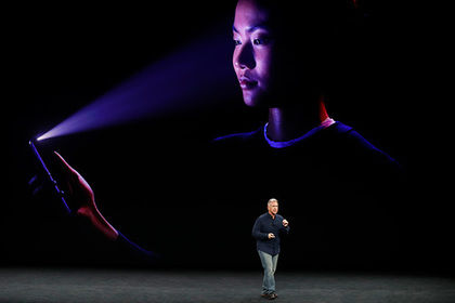 В Apple объяснили, почему во время презентации iPhone X смартфон не удалось с первого раза разблокировать с помощью сканера лица. 