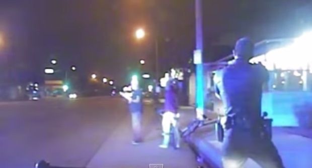 Cei trei poliţişti implicaţi în acest caz nu au fost puşi sub acuzare în urma incidentului. Foto: captura video