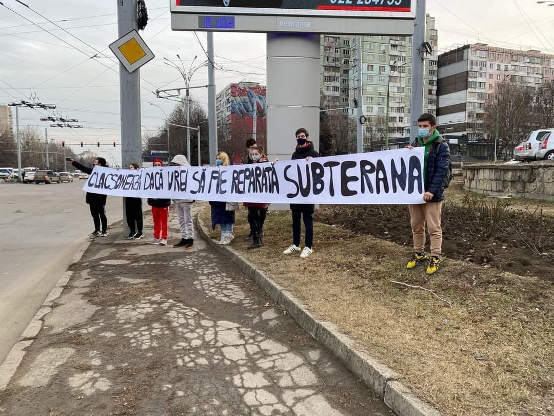 В Кишиневе прошел флешмоб в поддержку ремонта подземного перехода.