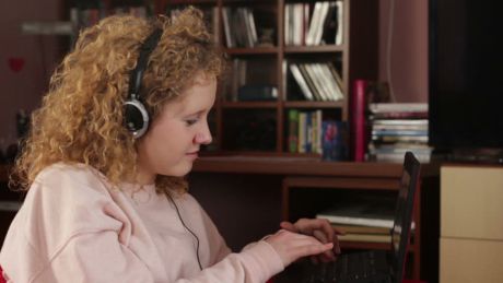 Motivul pentru care nu e bine să ascultăm muzică la birou. Foto: picdn.net
