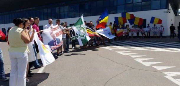 Dmitri Rogozin, face haz pe seama protestatarilor de ieri, care l-au întâmpinat cu huiduieli la Aeropotrul Chișinău. Foto: agora.md
