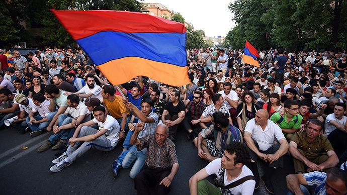 Unul din motivele pentru care Armenia menţine o relaţia apropiată cu Rusia este că aceasta o susţine în conflictul pe care îl are cu vecinul mai mare şi mult mai bogat Azerbaidjan.