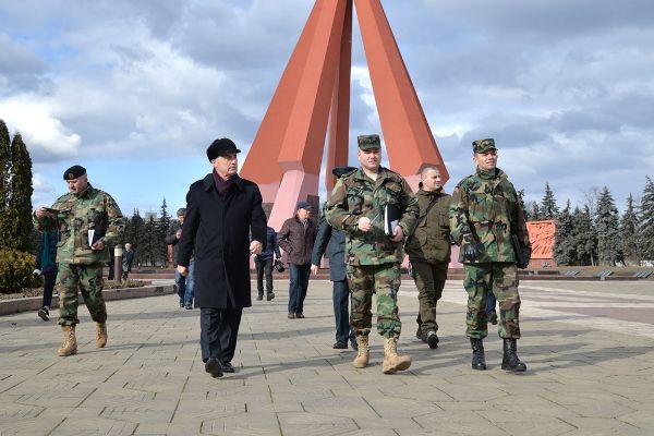 Министр обороны считает плачевным состояние большинства сооружений на мемориале "Вечность".