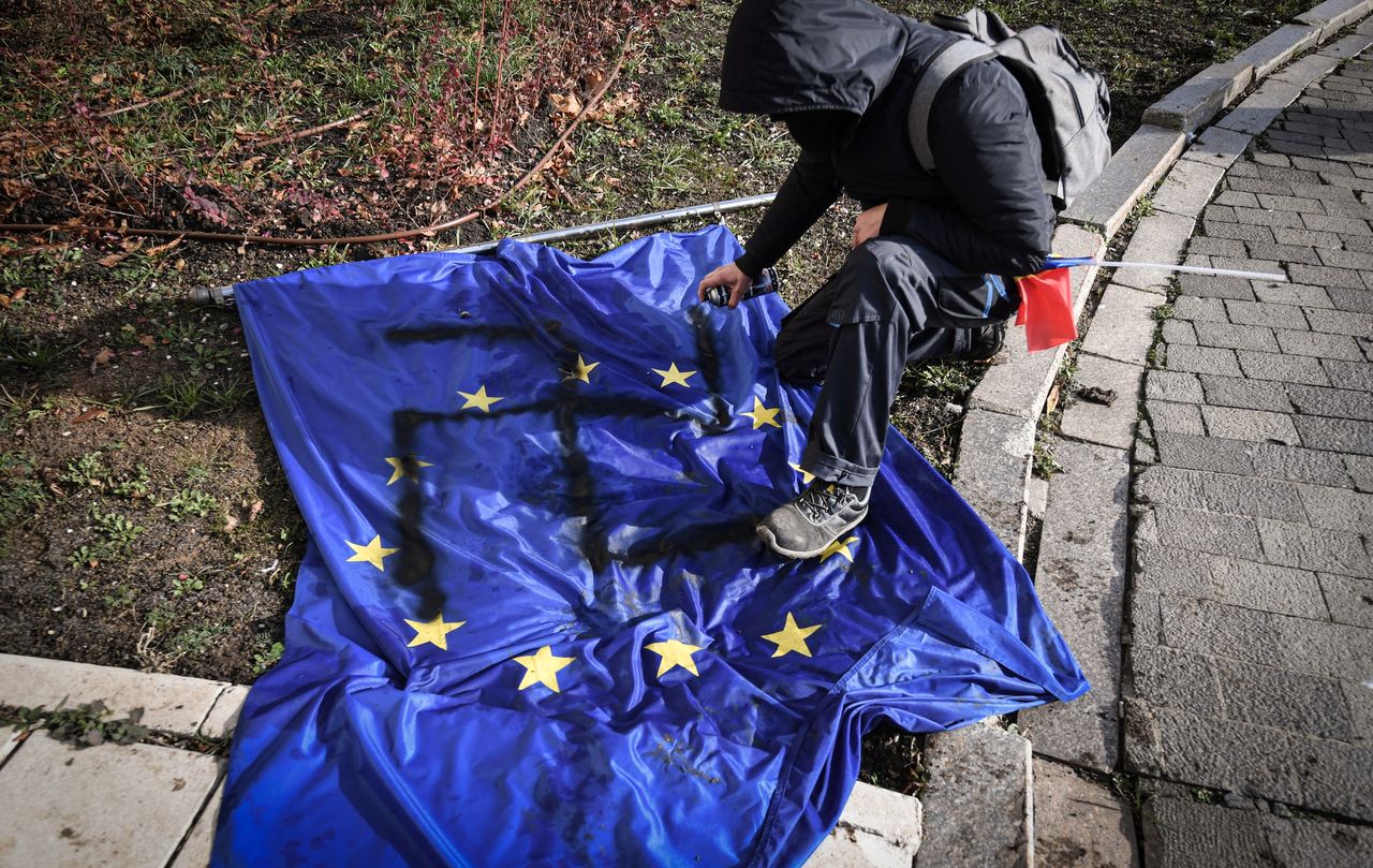 Протестующий у здания парламента в Румынии нарисовал свастику на флаге ЕС.