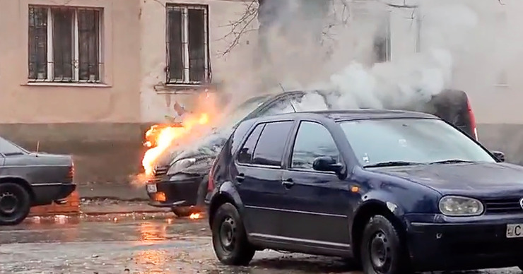 Момент возгорания авто на одной из столичных улиц попал на видео.