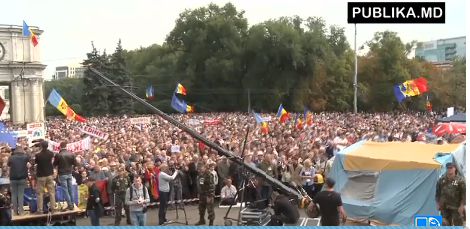 Группа людей, выступающих за объединение с Румынией, получила разрешение манифестантов установить палатку на площади.
