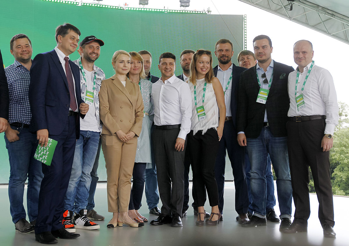 Партия Зеленского подготовила 465 изменений в законы Украины .