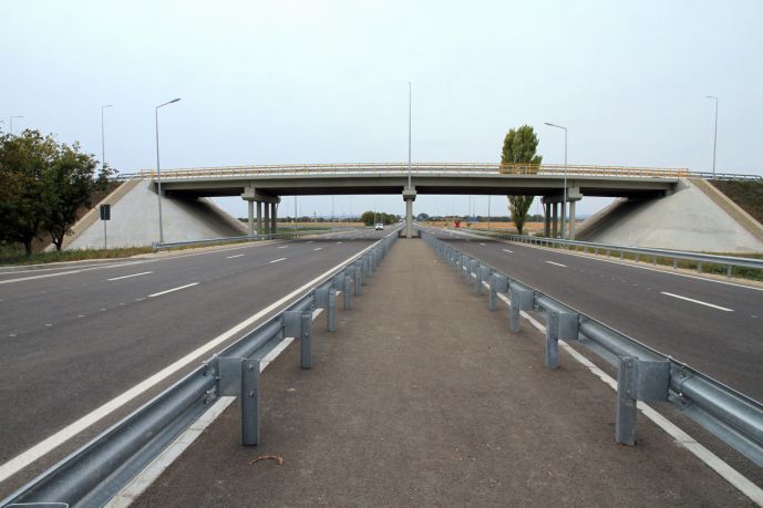 Taxa pentru folosirea drumurilor de către autovehiculele înmatriculate în Moldova se majorează cu 50 la sută, potrivit Legii bugetului de stat pe 2015, aprobată prin angajarea răspunderii Guvernului.