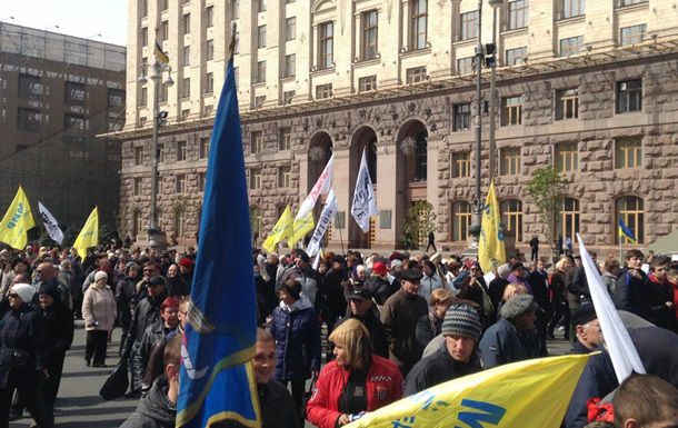 На вопрос журналиста, против чего митингующие протестуют и почему перекрыли улицу Крещатик, они не указали причины акции.