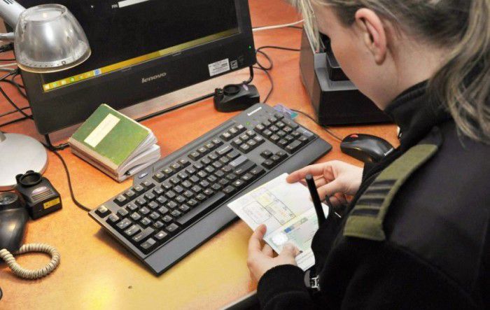 Moldoveancă, reținută în Polonia cu 14 ștampile false în pașaport