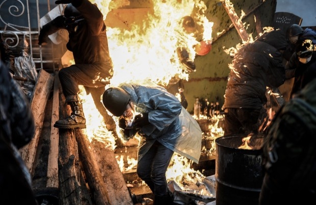 Violentele s-au reluat joi la Kiev, unde un fum dens a invadat Piata Independentei, in timp ce apeluri la consolidarea baricadelor se aud peste tot.