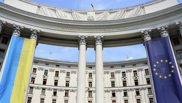 В свою очередь Украина заявила, что готова предоставить коридор для вывода войск РФ из непризнанной Приднестровья.