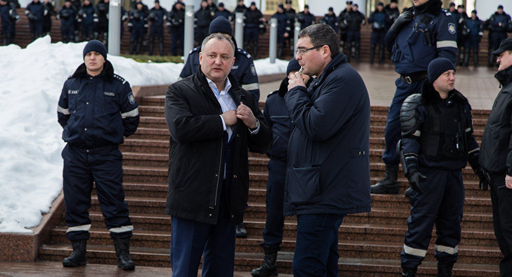 Igor Dodon şi Renato Usatîi au ieşit cu un mesaj în faţa mulţimii. Foto: Sputnik/ Мирослав Ротарь