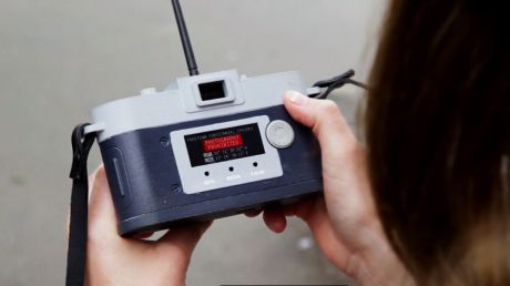 Camera Restricta представляет собой смартфон и микроконтроллер ATTiny85.