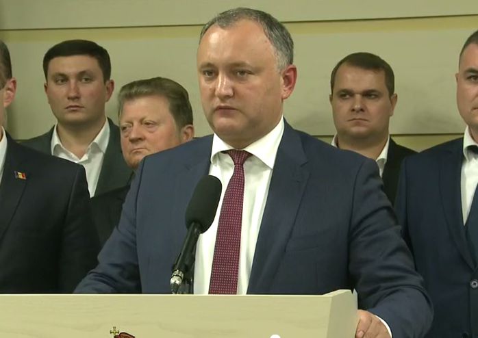 Первыми своими подписи под документом поставили лидеры двух партий.