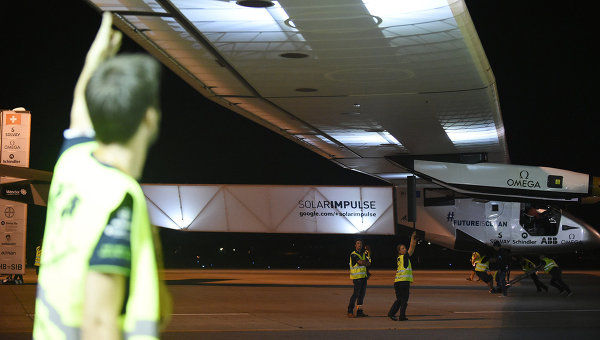 Самолет Solar Impulse 2 начал кругосветное путешествие 9 марта 2015 года в Абу-Даби.