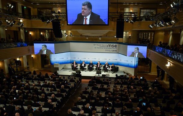 На Донбассе остаются пять тысяч российских военных, заявил президент.