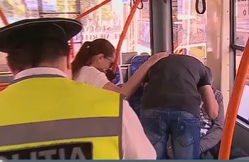 Полиция от комментариев по этому поводу отказалась. Причину смерти еще следует установить.