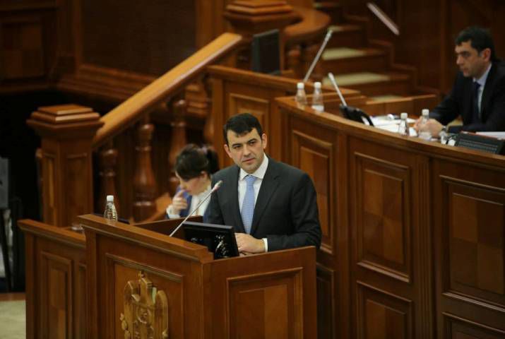 Премьер-министр предстанет перед депутатами парламента в 14.00.