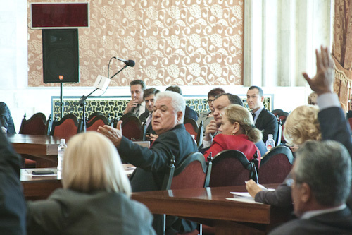 Депутаты от ПКРМ больше всего отсутствовали на заседаниях парламента по болезни в 2013 году, число пропущенных или заседаний составляет 127.