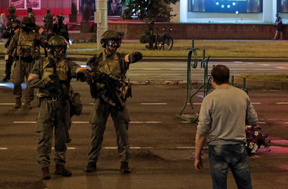 В сети показали переполненное отделение милиции Минска после протестов. Фото: unian.net.