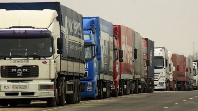 În perioada restricţiei de 48 de ore, şoferii automarfarelor vor avea obligaţia să staţioneze în parcările special amenajate din România.