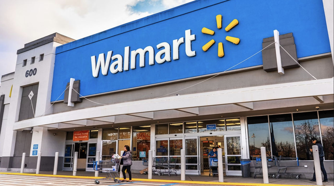 Walmart прекратил рекламу в соцсети X из-за оскорбительных высказываний Илона Маска.