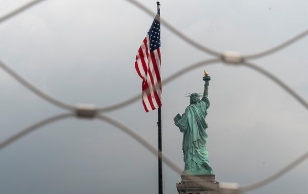 США приостановили выдачу виз из-за коронавируса.