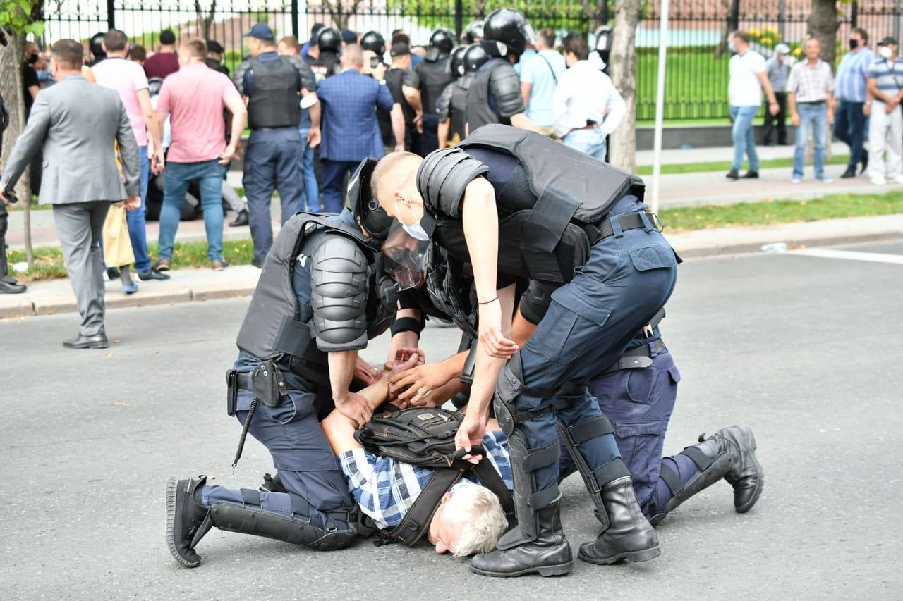 Amnesty International: "полиция должна воздерживаться от применения физической силы". Фото: Facebook/Vlada Ciobanu.