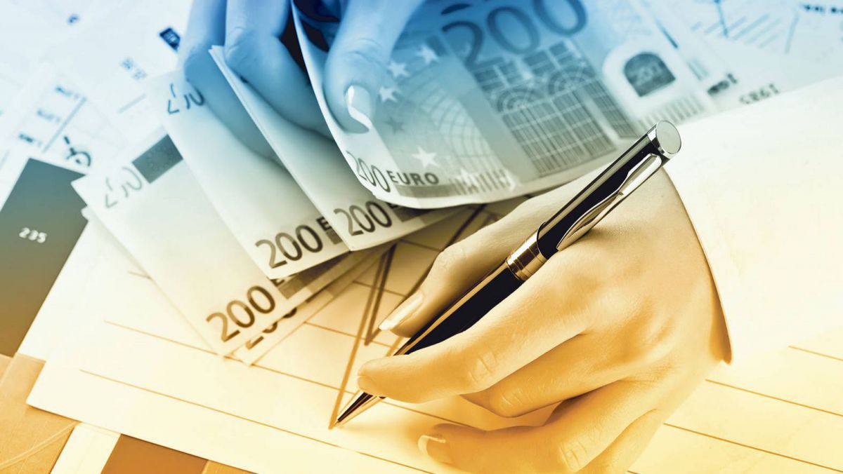 Bugetul de stat le va achita funcționarilor lunar suma de 3200, 2720 și respectiv 2560 dolari USD. Foto: agora.md