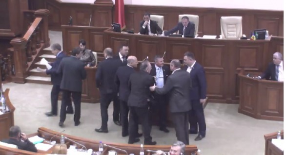 Spiritele s-au încins în timpul dezbaterii controversatului proiect privind Statutul Municipiului Chișinău.