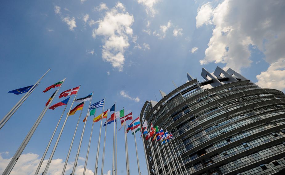 Prietenii lui Putin iau loc în plenul Parlamentului European.