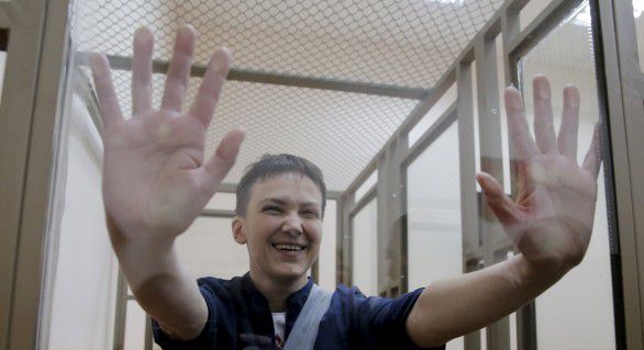Nadia Savcenko a fost găsită vinovată de uciderea a doi ziariști ruși în estul Ucrainei și a fost condamnată la 22 de ani de închisoare.