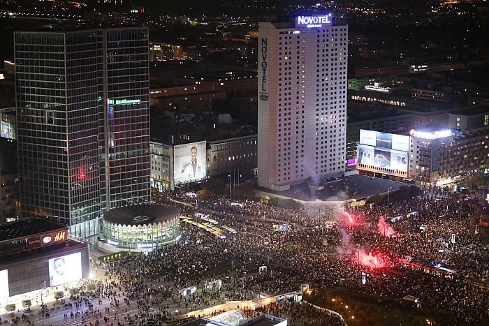 На митинг против запрета абортов в Варшаве вышли 100 тысяч человек.