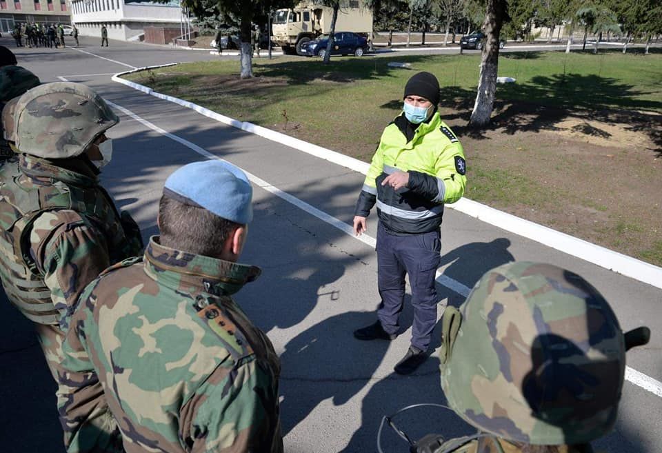 Полицейские и военнослужащие организовали совместные патрули.