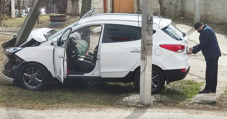 В Кишиневе автомобиль протаранил фонарный столб на городской улице.