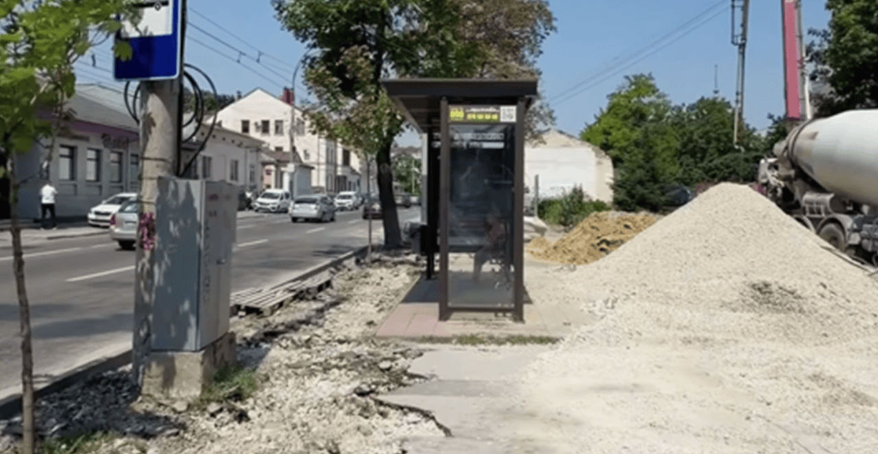 В Кишинёве продолжаются работы по восстановлению сквера на улице Букурешть.