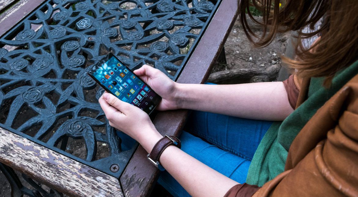 Dependența de telefon îi distruge emoțional pe adolescenți