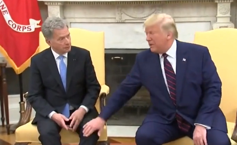 В Сети высмеяли Трампа, потрогавшего колено президента Финляндии.