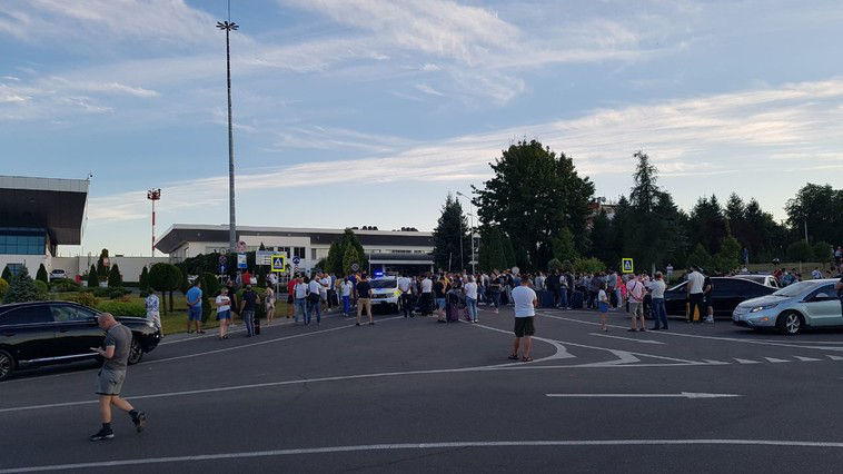 Очередная тревога по поводу бомбы в аэропорту.