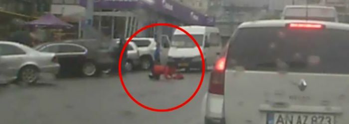 Victima a fost lovita de masina de marca Audi, care la cateva clipe dupa accident parcheaza in apropiere. Foto: protv.md