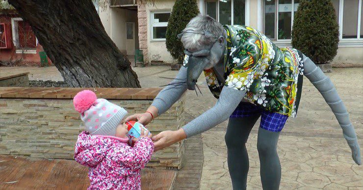 Директор Одесского зоопарка снял очередное жутковатое "новогоднее" видео.