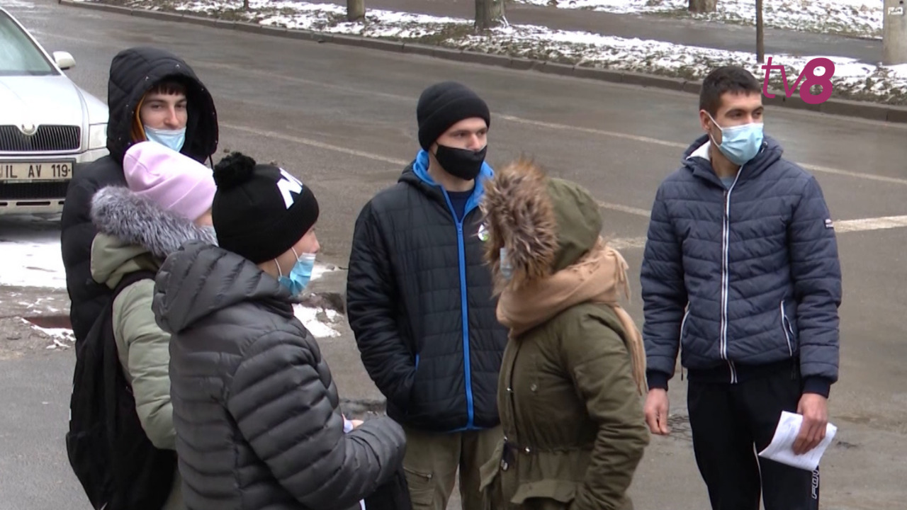 Люди, заплатившие авансы, не получили своих окон и дверей.