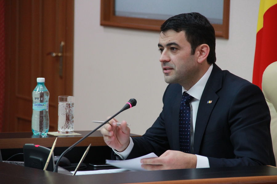 Кирилл Габурич избегает вопросов о своем дипломе.