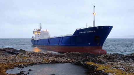 Un marinar rus, beat-criţă, a izbit un vas cu containere de stâncile Scoţiei. Foto: dailymail.co.uk
