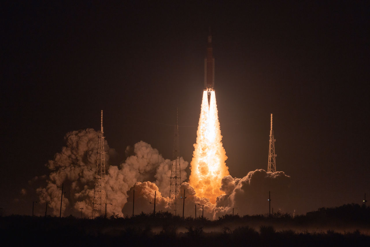 NASA запустило к Луне космический корабль «Орион».
