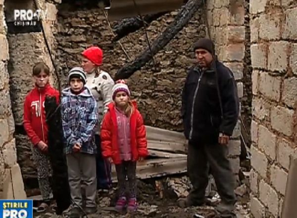 O familie din Țipova a rămas fără casă în urma unui incendiu. 