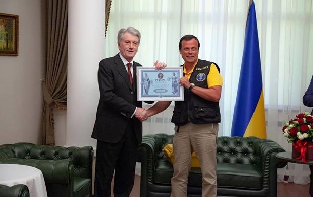 Ющенко побил мировой рекорд по коллекции рушников.