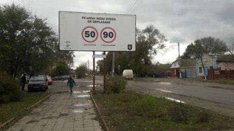 În ultimele 2 zile, pe traseele naţionale au fost montate 23 de panouri informative privind prevenirea accidentelor rutiere.